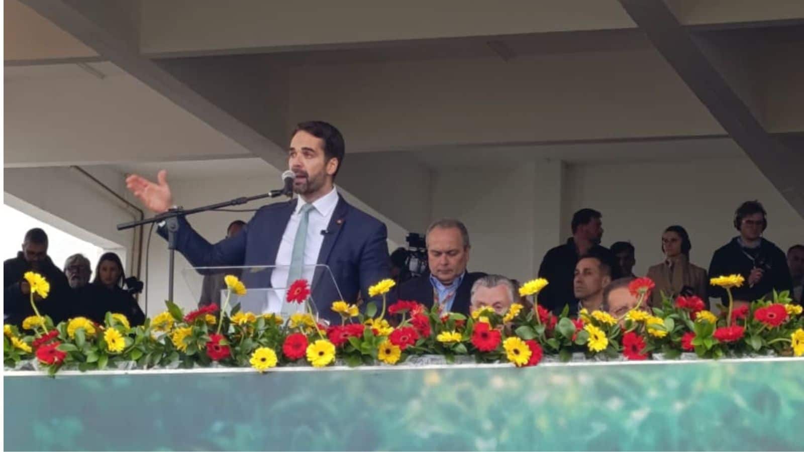 Eduardo Leite reage ao ser vaiado durante a Expointer 2025