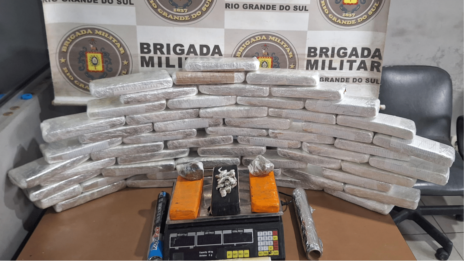 Brigada Militar prende jovem com 33 quilos de maconha em Pelotas. Foto: Divulgação/4BPM.