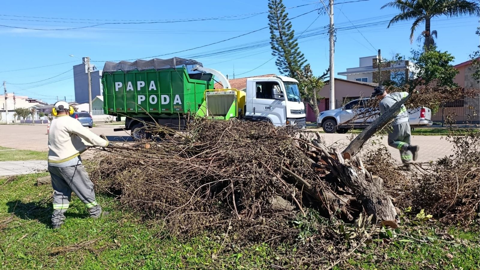 Camaquã inicia testes de caminhão "papa-podas" para triturar galhos. Foto: Divulgação/Prefeitura de Camaquã.