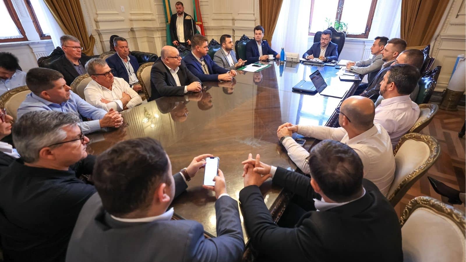 Cercamento eletrônico na Costa Doce é debatido em reunião no Palácio do Piratini. Foto: Gustavo Mansur/Divulgação.