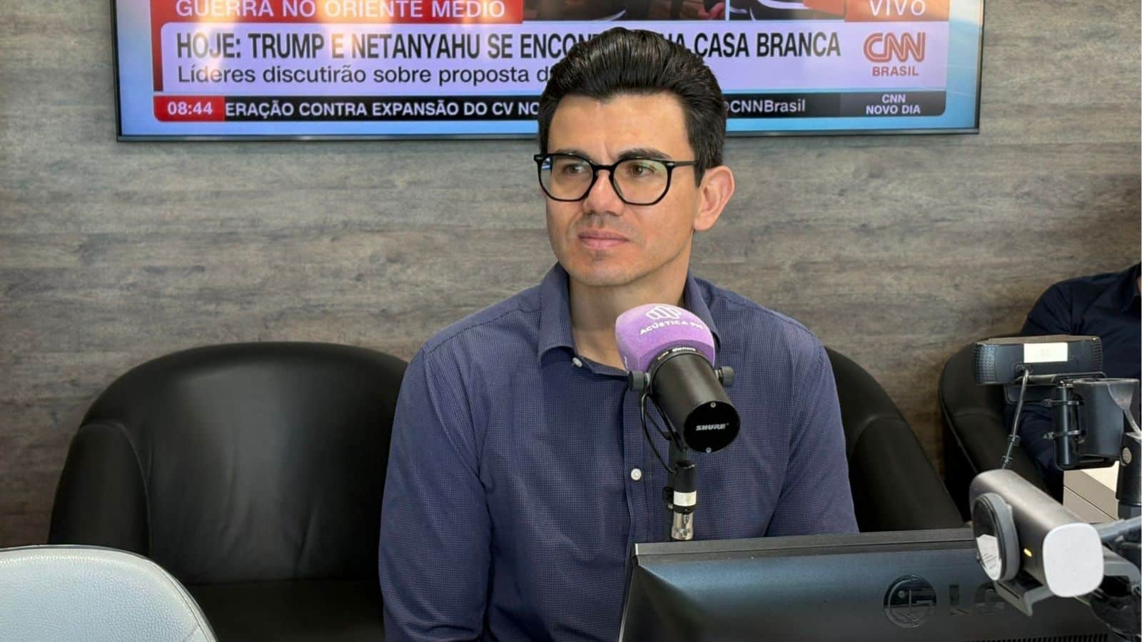 João Pedro Grill explica proposta que amplia emendas impositivas de vereadores em Camaquã. Foto: Alice Campos/Rádio Acústica FM.