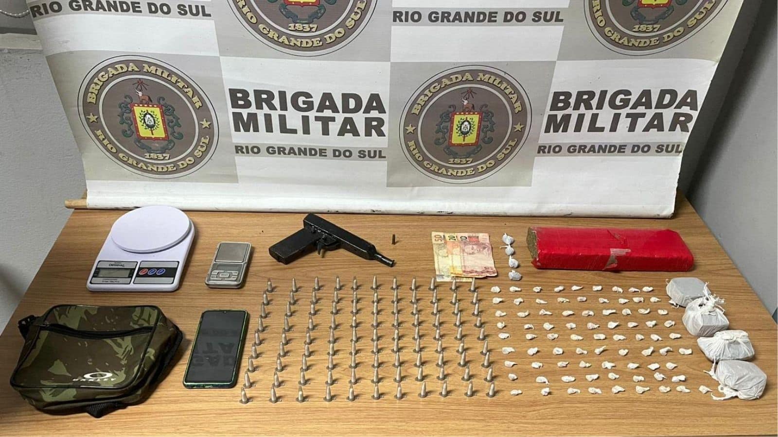 Suspeito de tráfico é detido no bairro Formosa, em Cristal. Foto: Divulgação/30BPM.