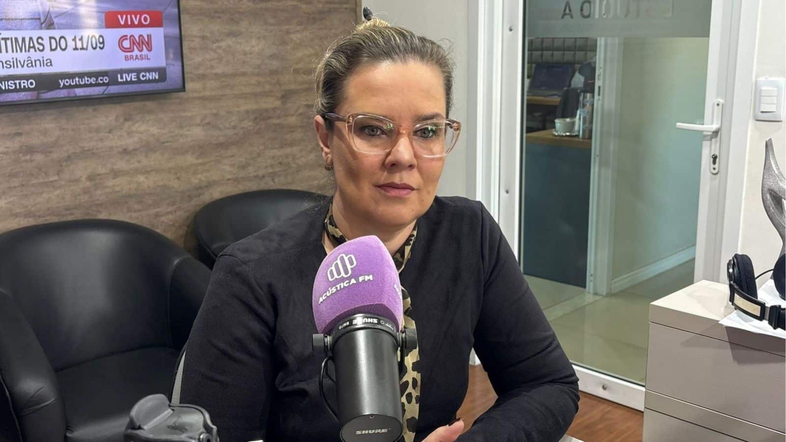 Advogada expõe caso de racismo de professora contra aluna em Camaquã. Foto: Alice Campos/Rádio Acústica FM.