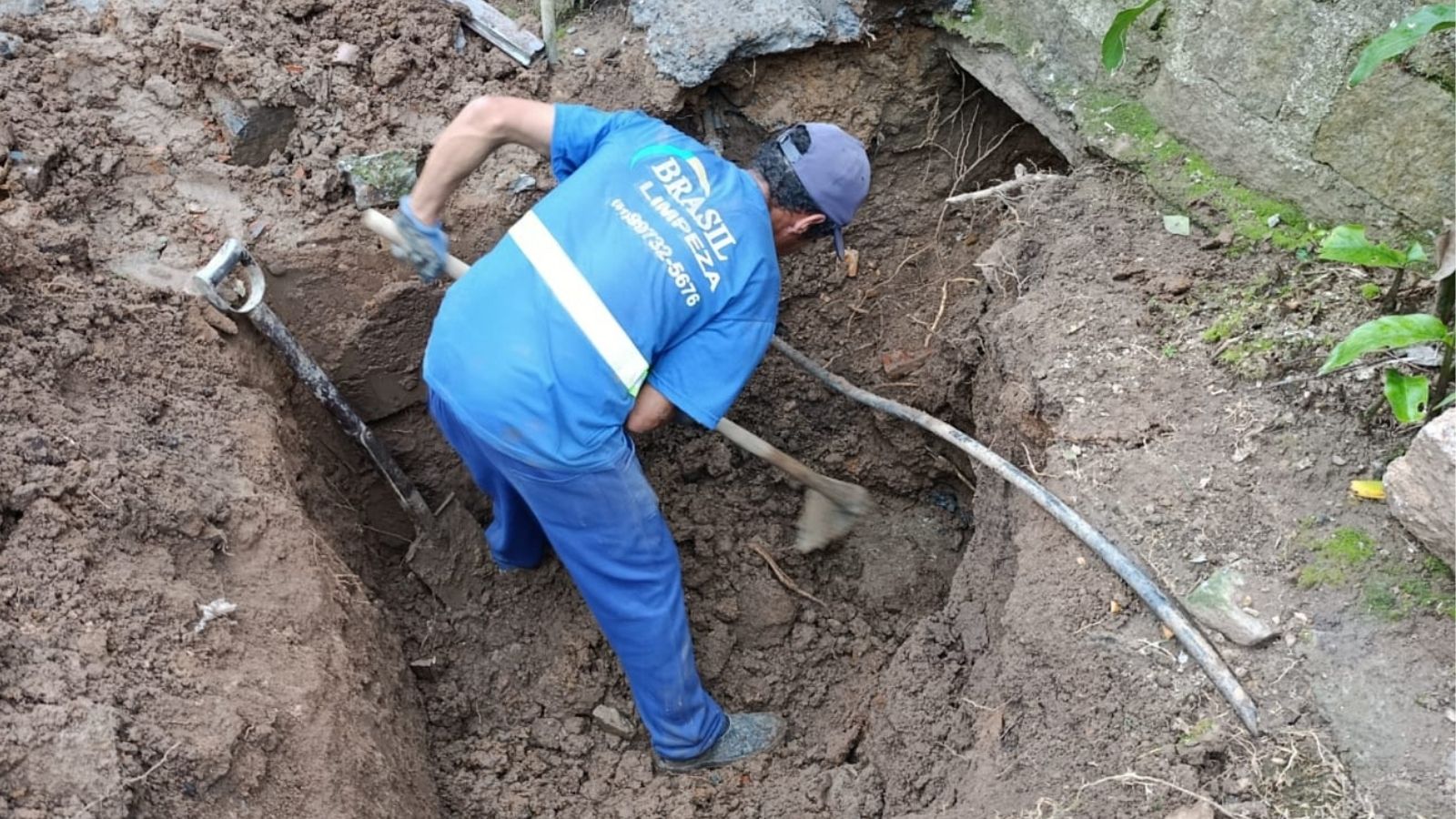 Prefeitura realiza limpeza da rede de esgoto e substitui cano danificado no bairro Santa Marta. Foto: Divulgação/Secretaria de Infraestrutura.