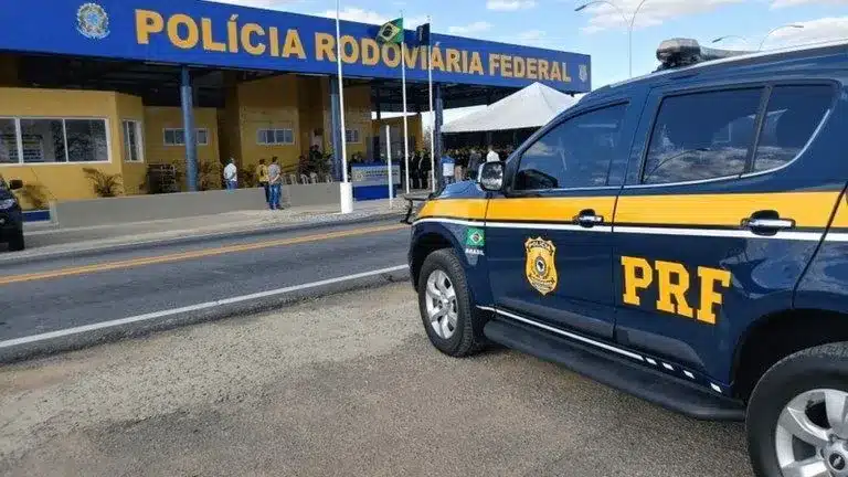 Pedestre morre atropelado na BR-290 por caminhão e caminhonete