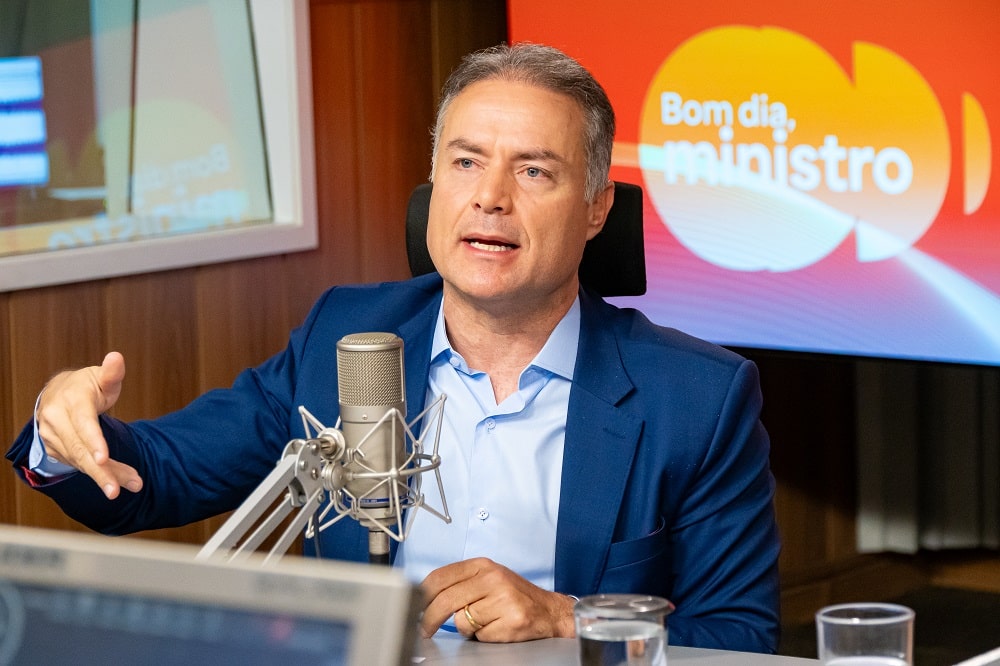 Ministro dos transportes anuncia planos para ferrovias do sul