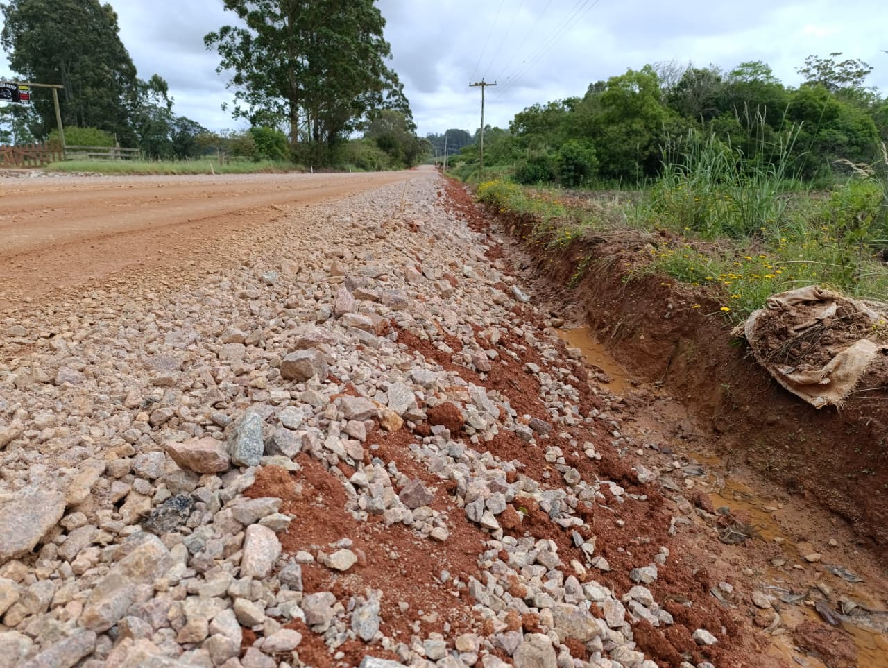 Pavimentação da estrada da Vila Aurora é interrompida após atrasos no cronograma. Foto: Pablo Bierhals/Rádio Acústica FM.