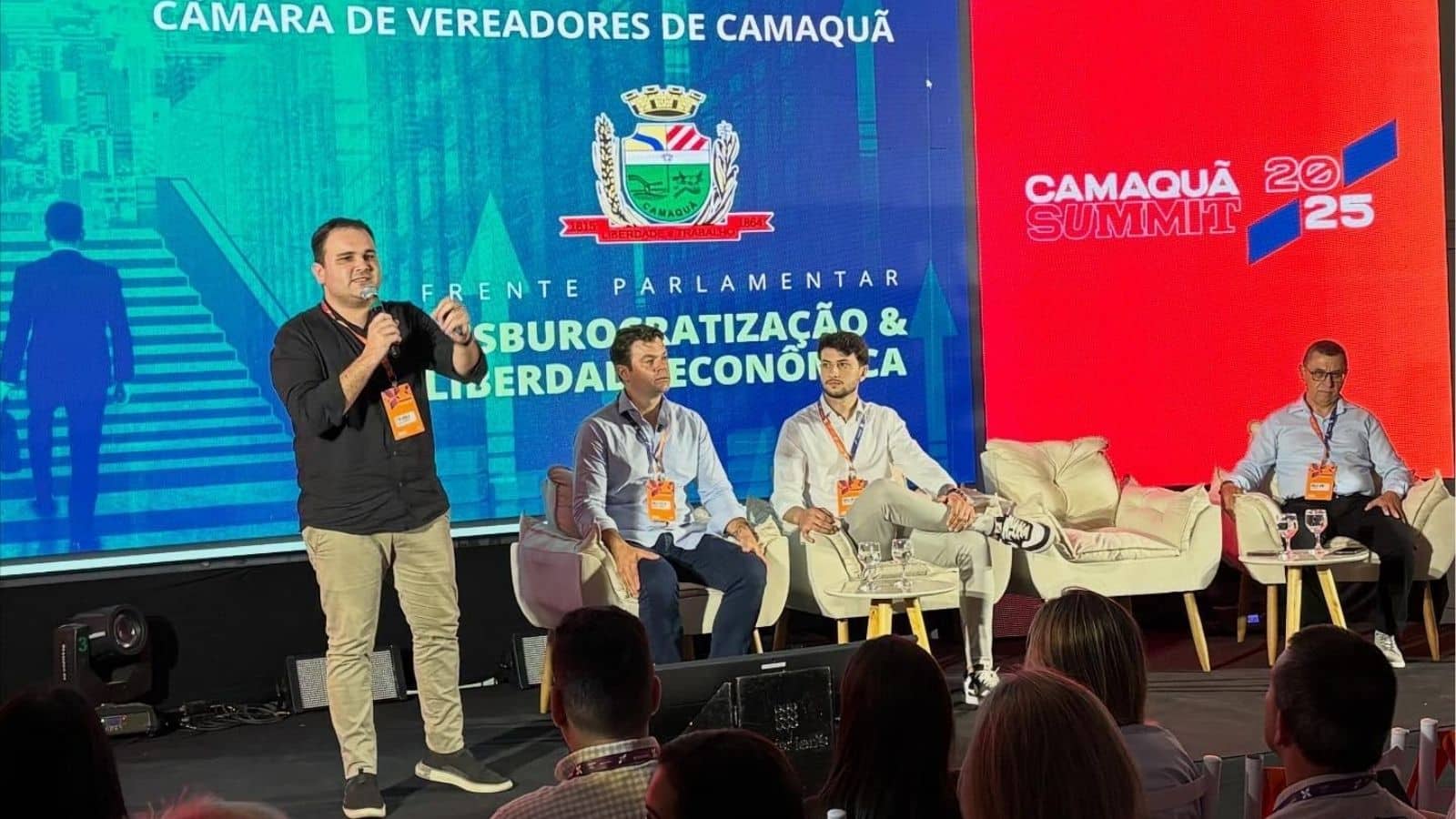 Vereadores lançam Frente Parlamentar da Liberdade Econômica no Camaquã Summit 2025. Foto: Alice Campos/Rádio Acústica FM.