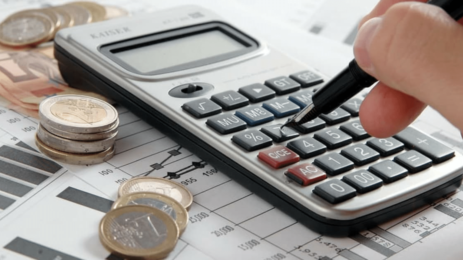 Contas, calculadora, dinheiro, economia - Foto: Shutterstock