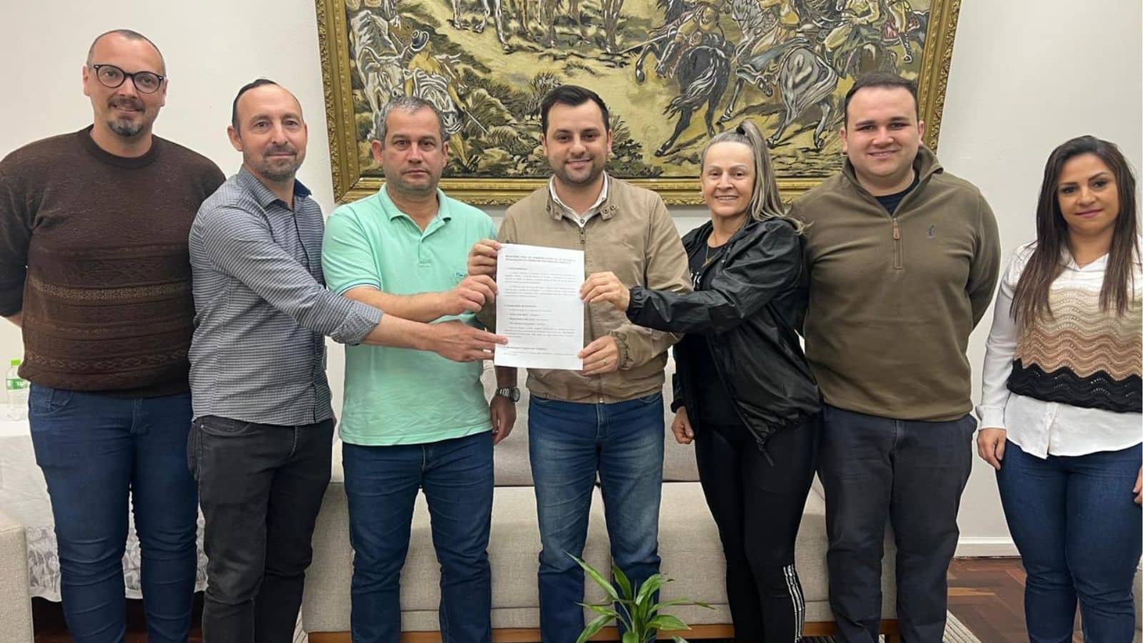 Comissão entrega relatório do novo Código de Posturas de Camaquã à Prefeitura. Foto: Divulgação.