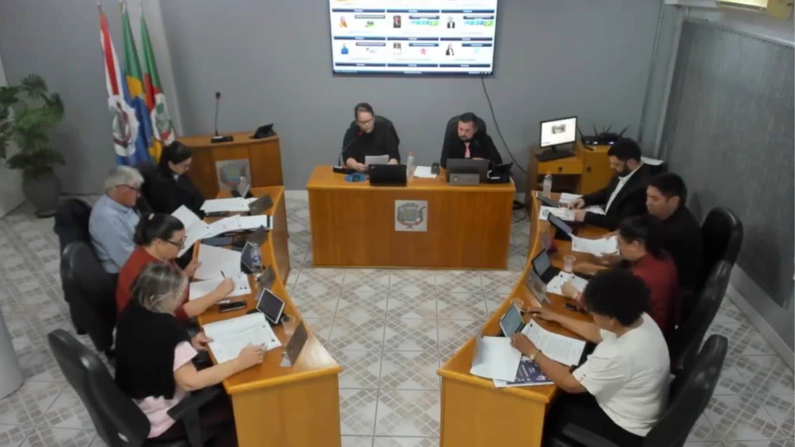 Barra do Ribeiro aprova lei que proíbe contratação de condenados por violência doméstica, crimes sexuais e racismo. Foto: Reprodução.