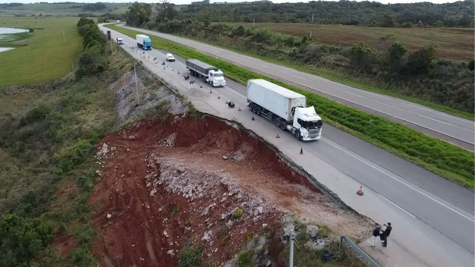 Planaterra vence licitação para manutenção da BR-116 entre Camaquã e Barra do Ribeiro. Foto: Eduardo Vicente/Rádio Acústica FM.