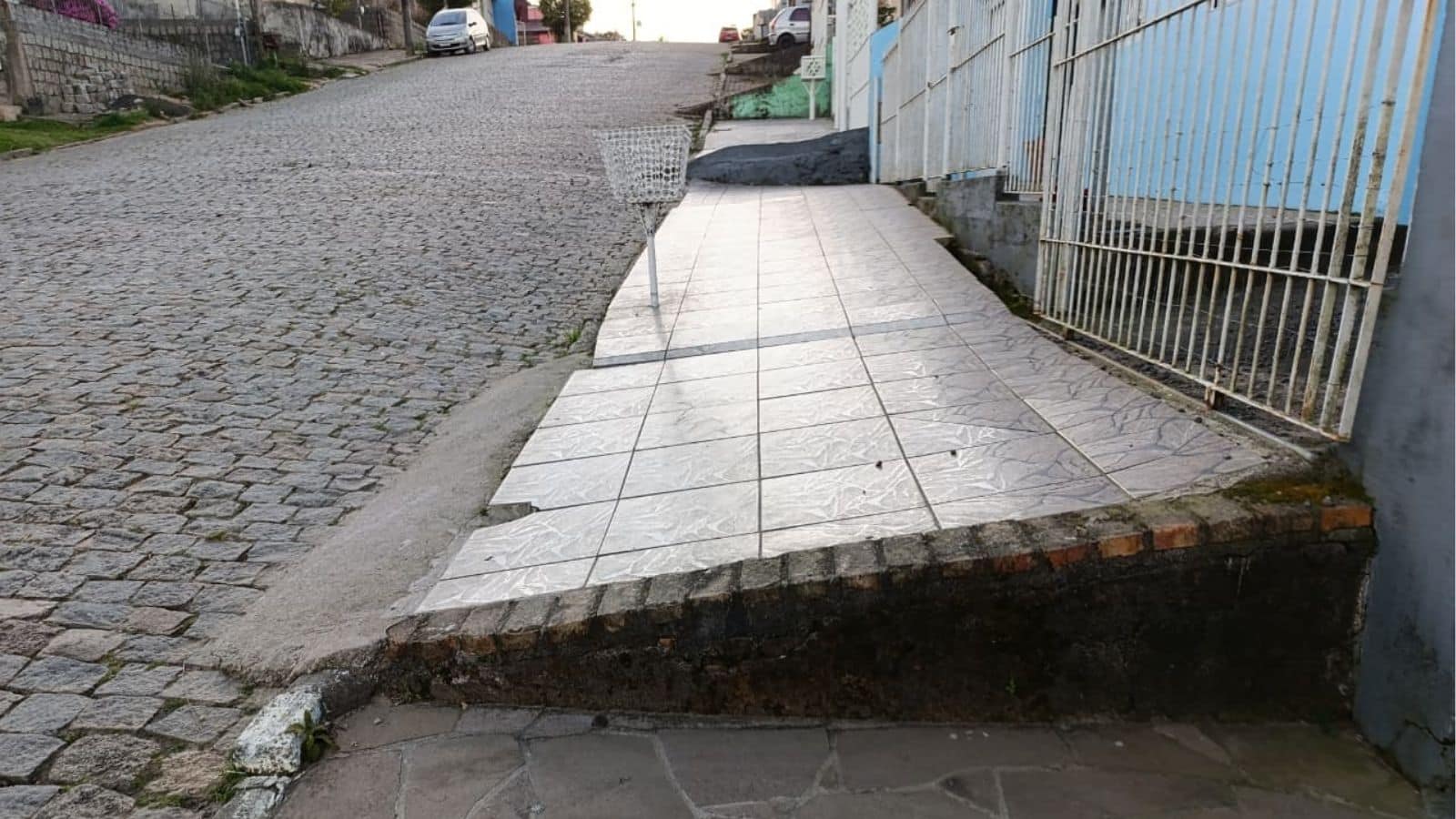 Quase metade dos camaquenses vivem em regiões com obstáculos em calçadas. Foto: Pablo Bierhals/Rádio Acústica FM.