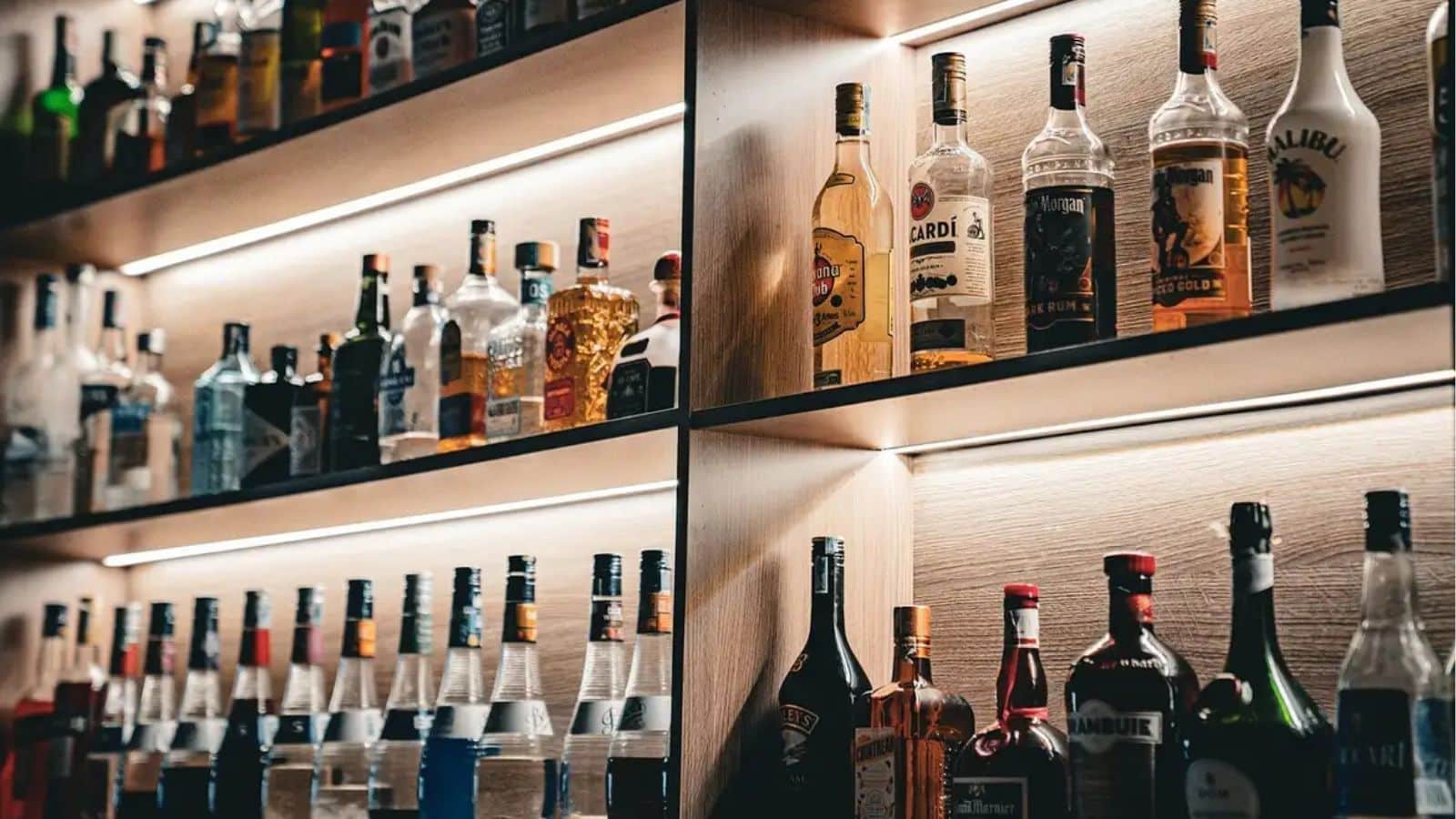 Lei aumenta pena para quem vender bebida alcoólica para menores. Foto: Duynod/Pixabay.