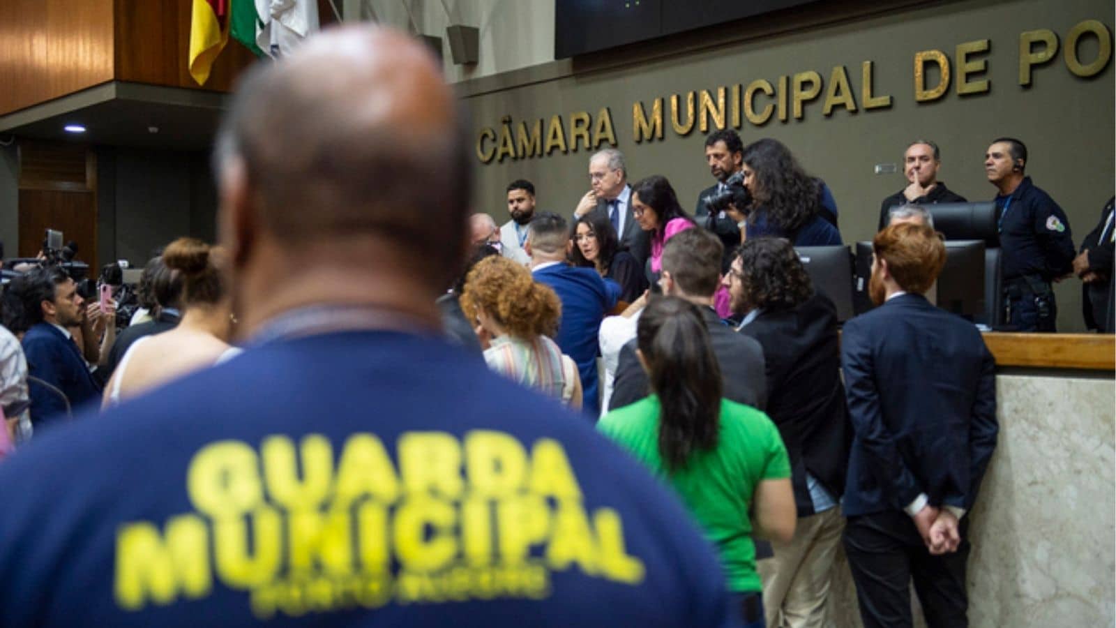 Vereadores e deputado são atingidos por balas de borracha e spray de pimenta na Câmara de Porto Alegre. Foto: Johan de Carvalho/CMPA.