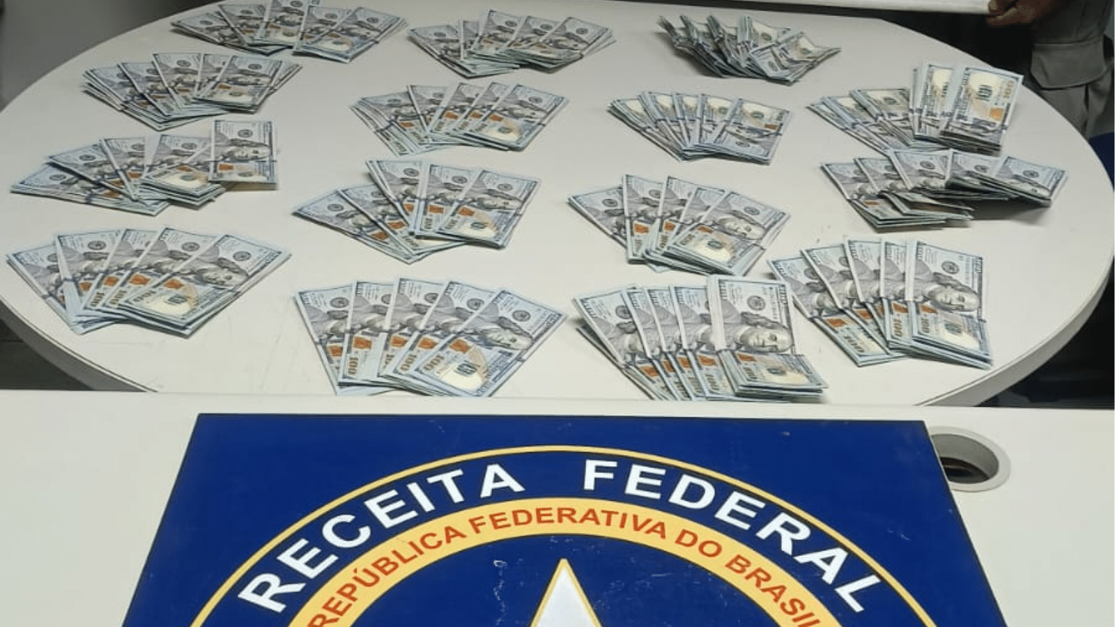 Ação conjunta apreende 75 mil dólares sem declaração na Zona Sul. Foto: Divulgação.