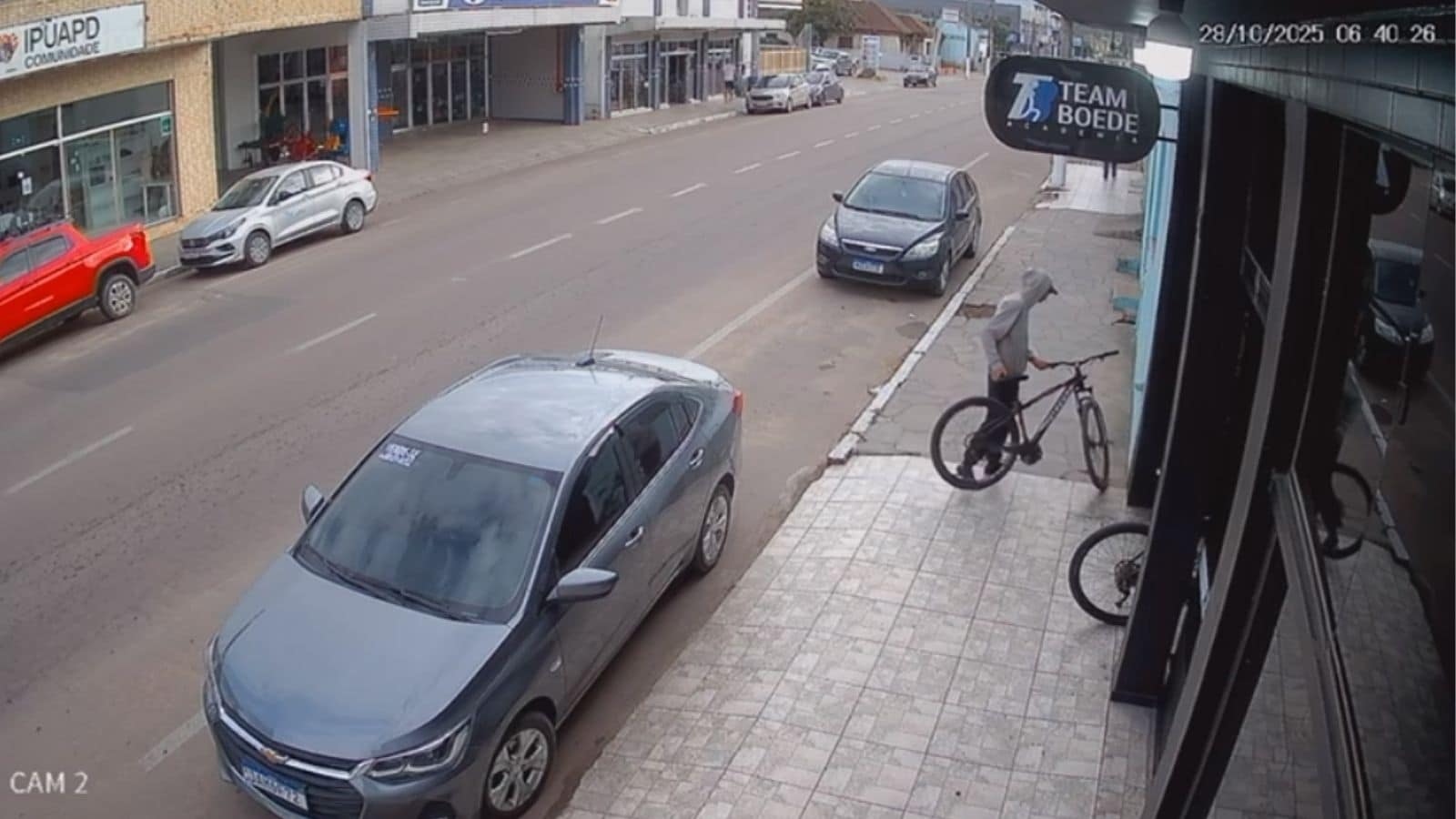 Homem é flagrado furtando bicicleta no Centro de Camaquã. Foto: Reprodução.