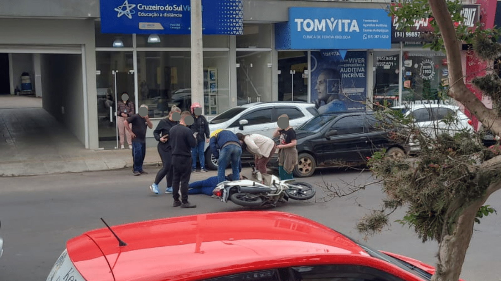 Motociclista fica ferida após colisão no Centro de Camaquã