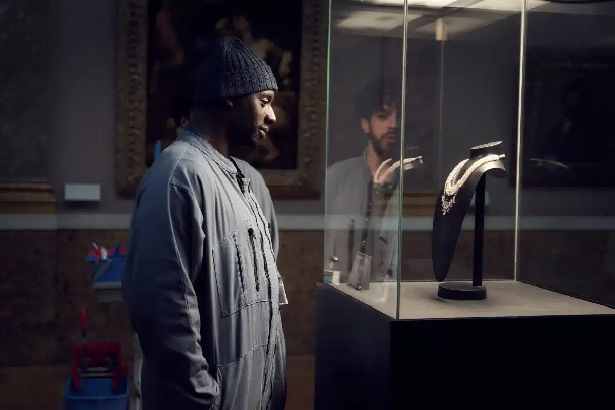Assalto ao Louvre é comparado a série da Netflix