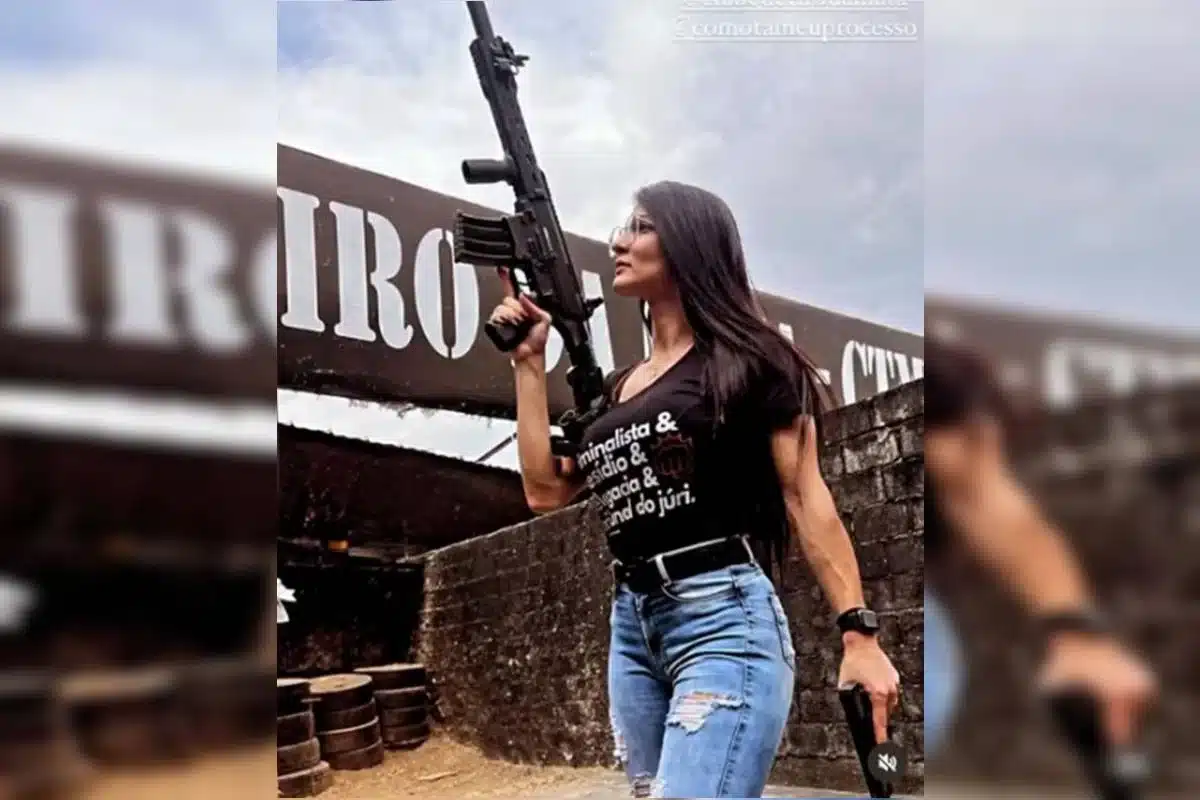 “Advogata” chora ao ser presa com drogas e armas