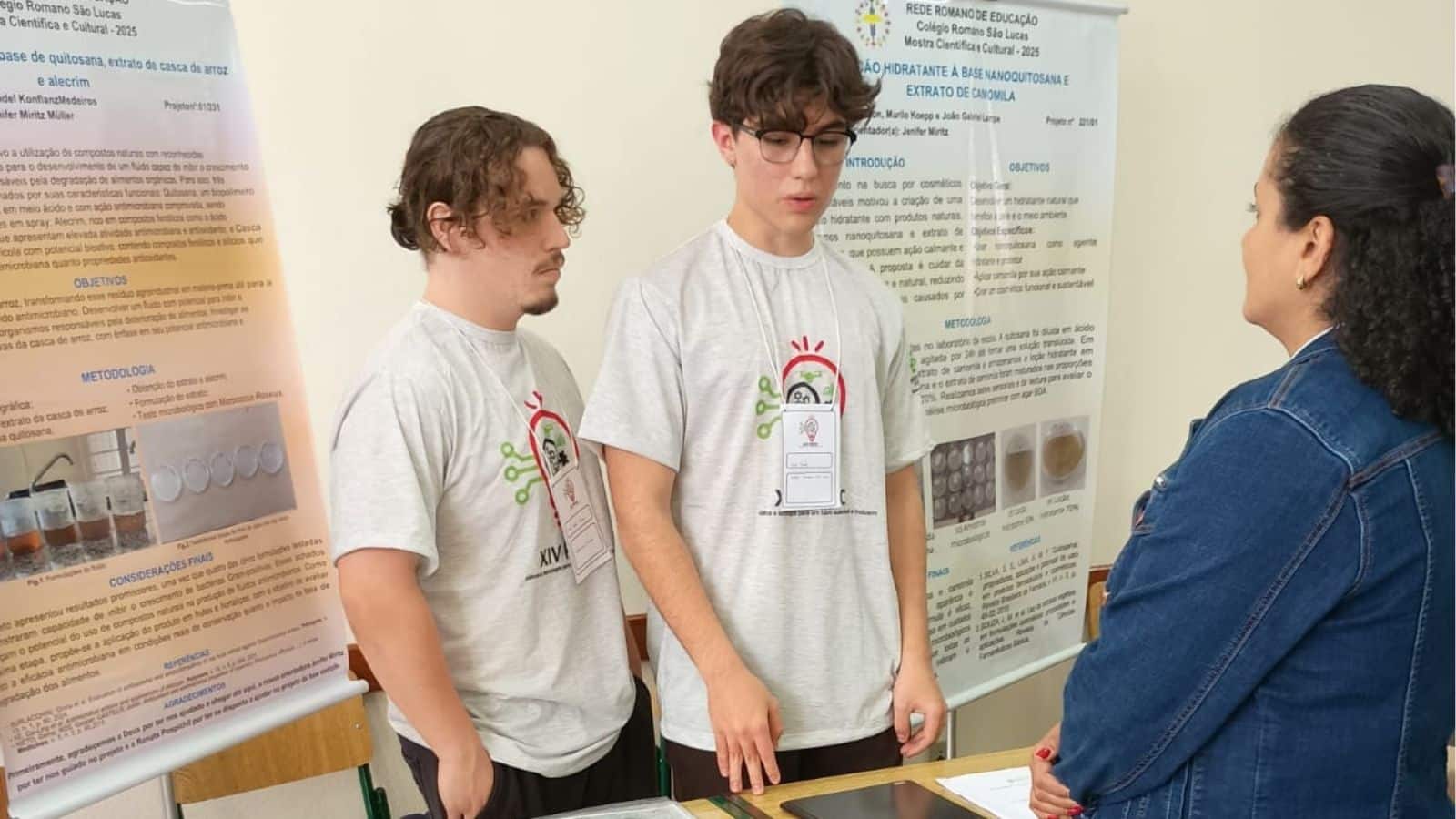 Wendel Konflanz Medeiros e Ariel Bender da Silva em avaliação na XIV Feira de Ciências do IFSul Camaquã