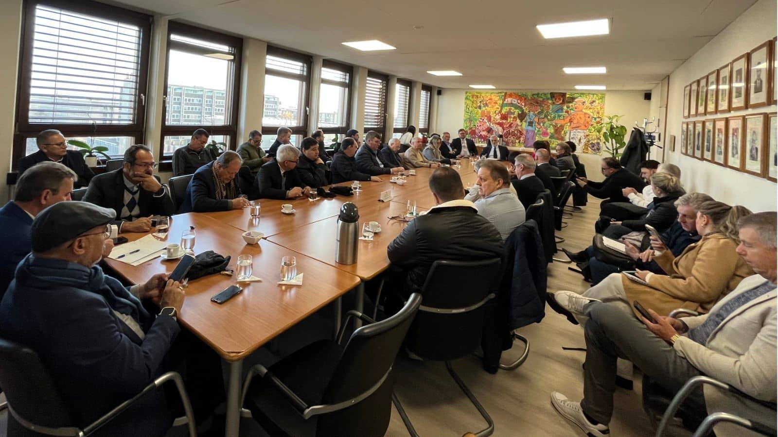 Com acesso negado na COP do Tabaco, parlamentares buscam apoio do embaixador brasileiro em Genebra. Foto: Divulgação.