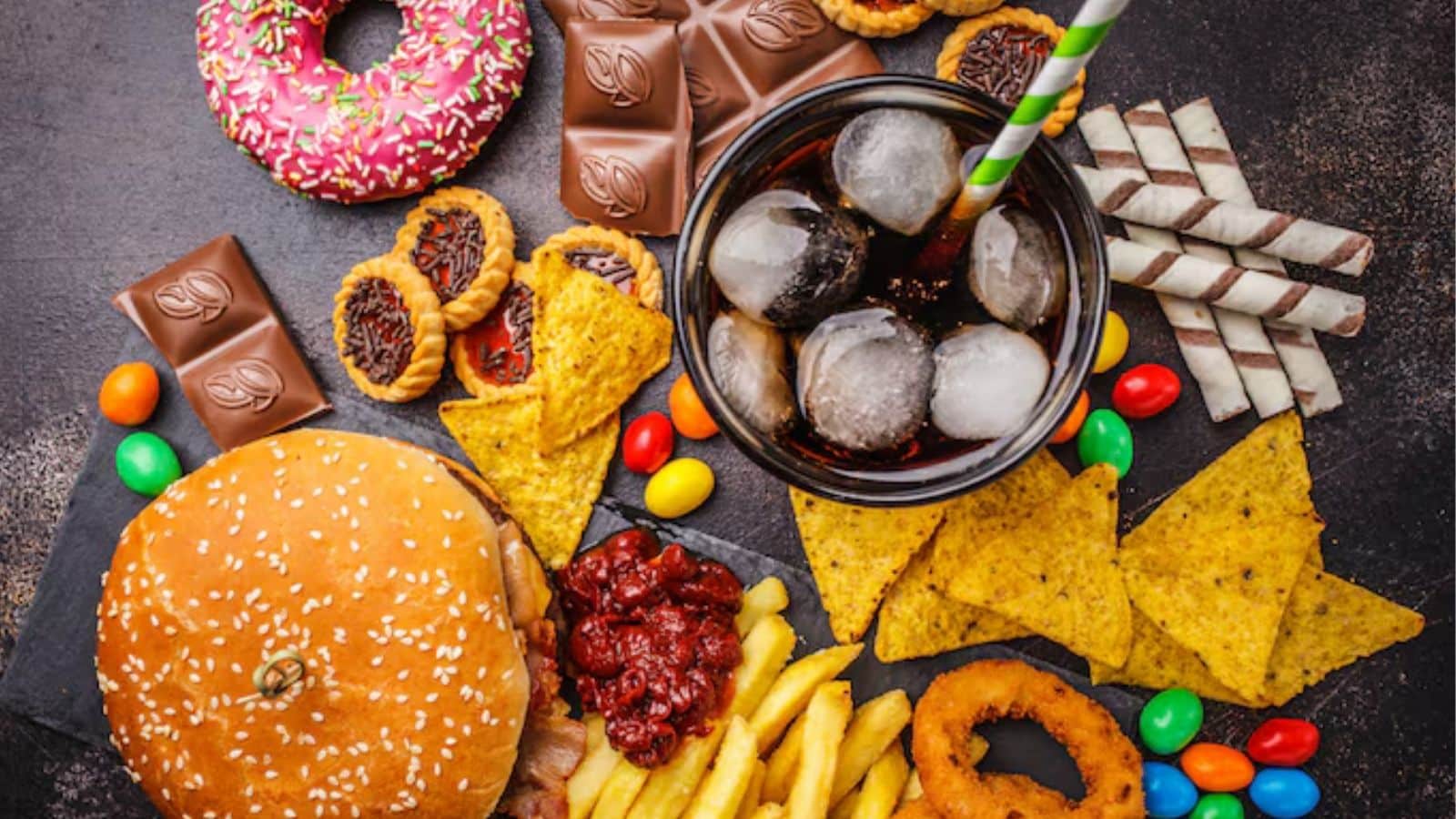 Ultraprocessados crescem no Brasil e aumenta pressão por políticas de alimentação saudável. Foto: Freepik/Ilustrativa.