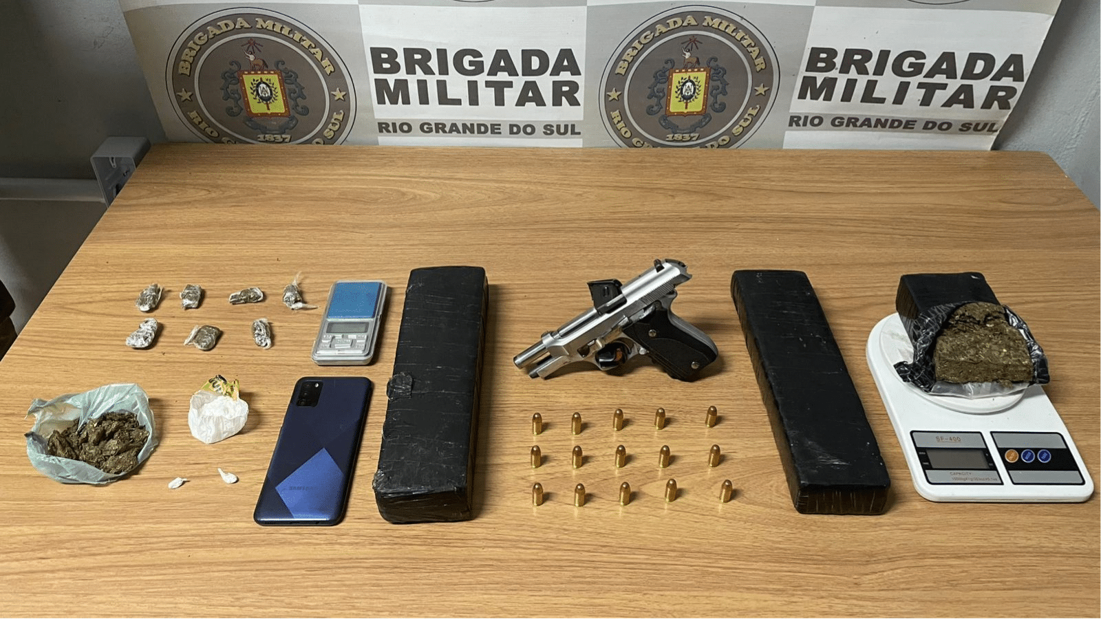 Adolescente é apreendido por tráfico e porte ilegal de arma em Camaquã. Foto: Divulgação/30BPM.