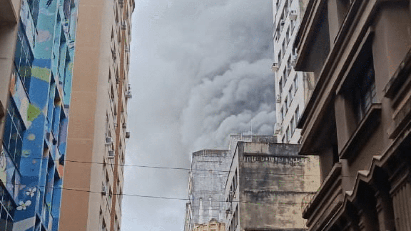 Incêndio atinge prédios no Centro Histórico de Porto Alegre