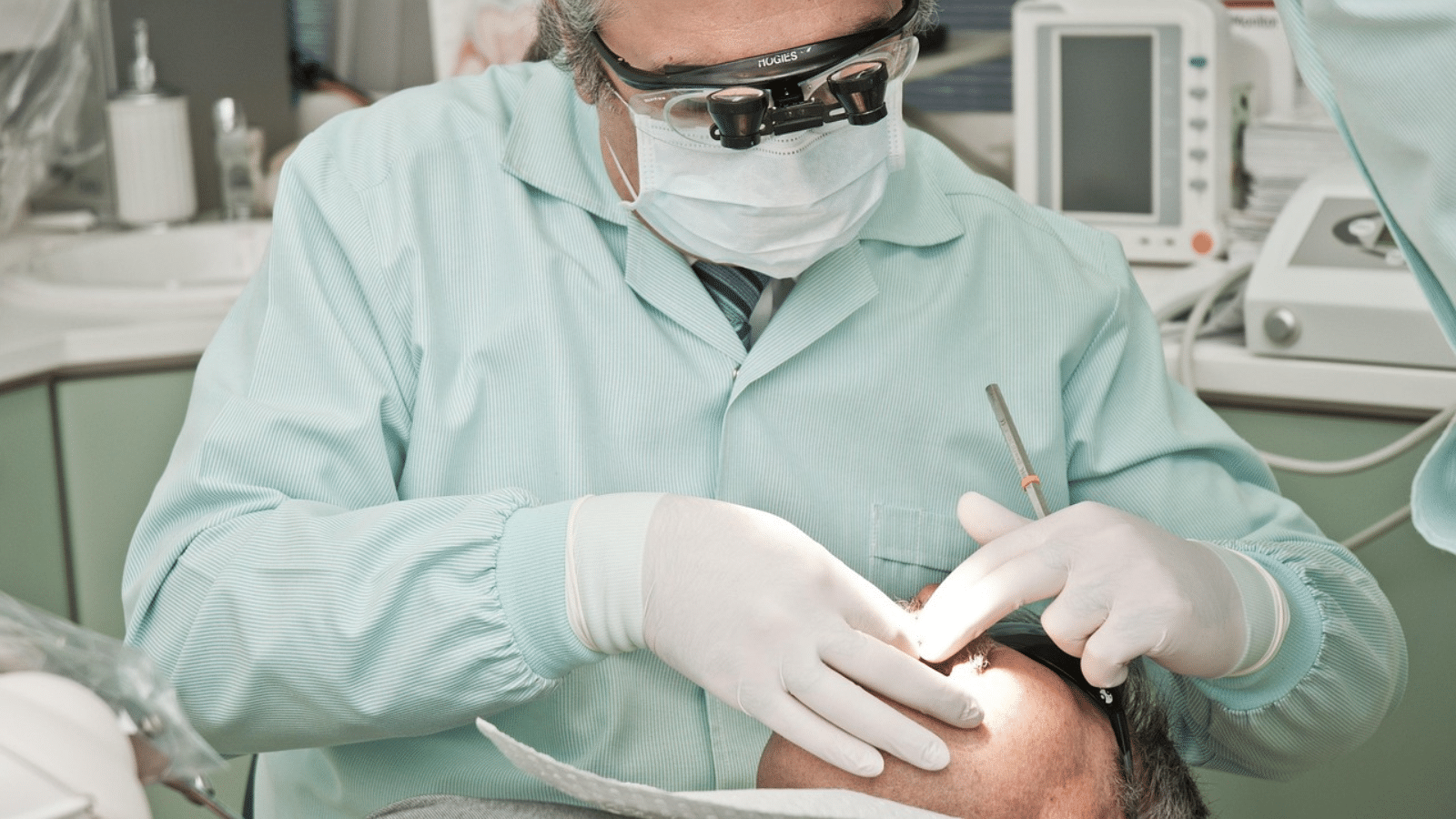 Dentista alerta sobre os 5 sinais do diabetes que surgem na boca