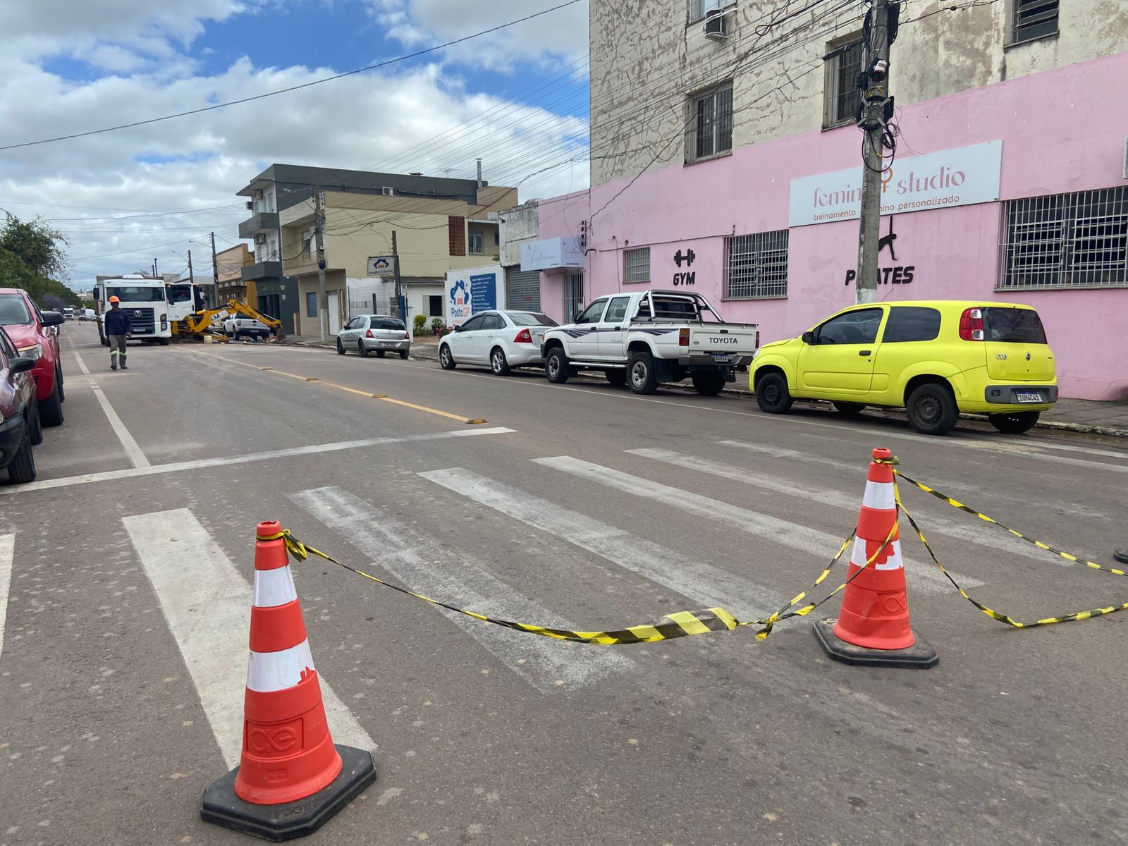 Ruptura de rede bloqueia rua e deixa parte do Centro de Camaquã sem água
