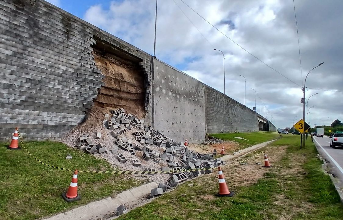 Viaduto desaba na BR-116 e causa bloqueio no trânsito