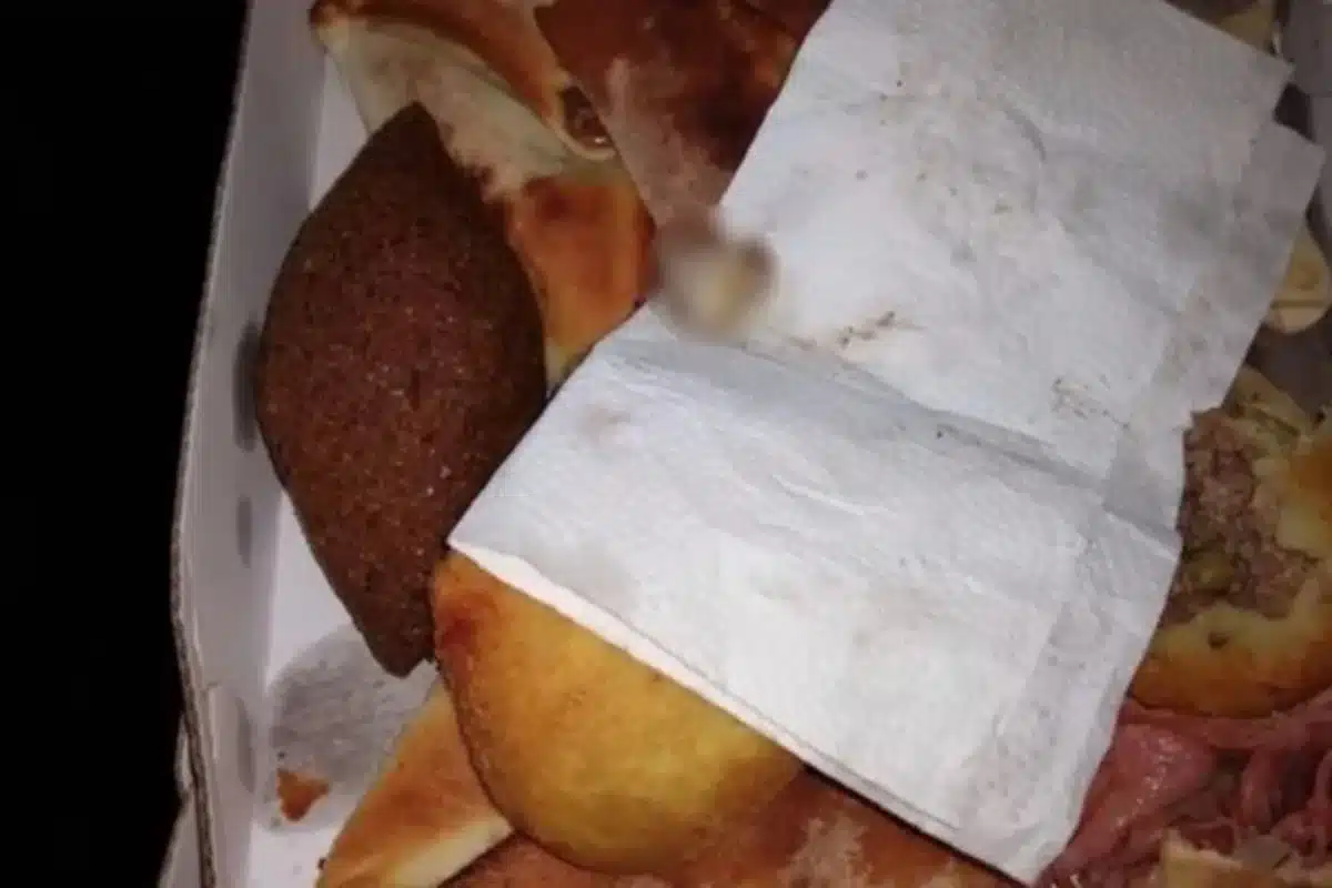 Adolescente acha resto humano em lanche de delivery