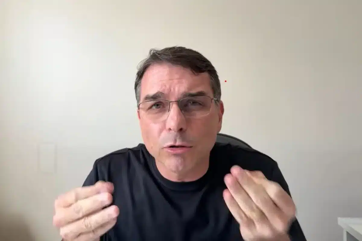 O presidente do Tribunal Superior Eleitoral (TSE), ministro Kassio Nunes Marques, determinou nesta quinta-feira (13) a abertura de uma investigação para apurar a filiação do senador Flávio Bolsonaro (PL-RJ), pré-candidato à Presidência da República, ao Missão.