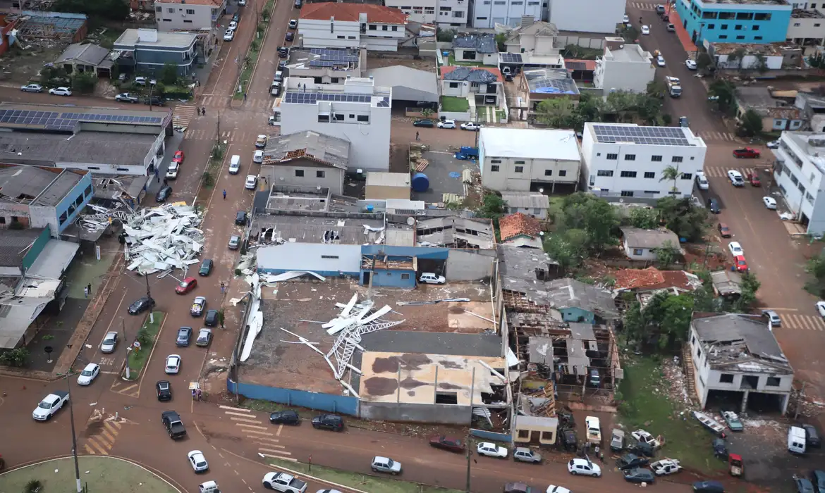 Cidades do sul devastadas lutam após tornado
