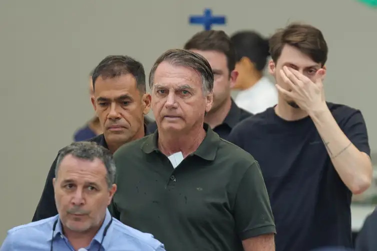 Bolsonaro deixa a prisão e é internado para cirurgia em Brasília