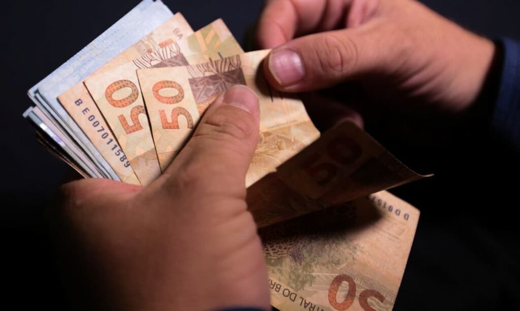 Nova regra do abono salarial começa em 2026; veja quem perde