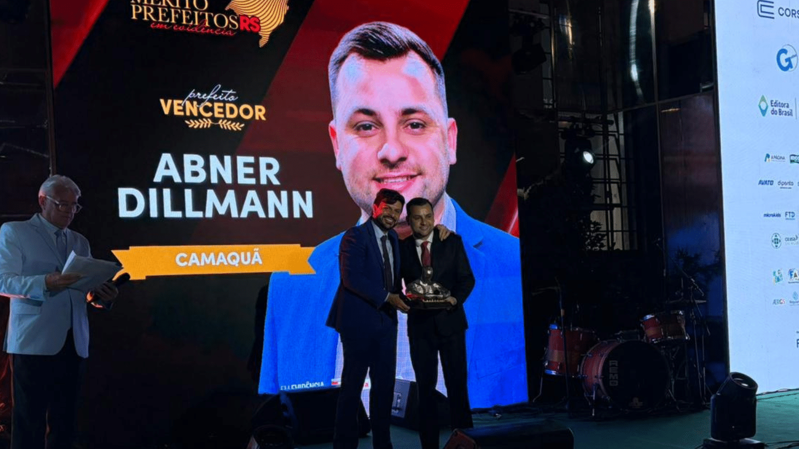 Prefeito de Camaquã recebe troféu Mérito Prefeitos RS da revista Em Evidência