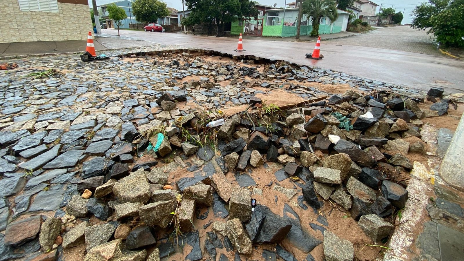 Calçamento na rua Otávio Job em Camaquã, precisará ser reconstruído. Foto: Valério Weege