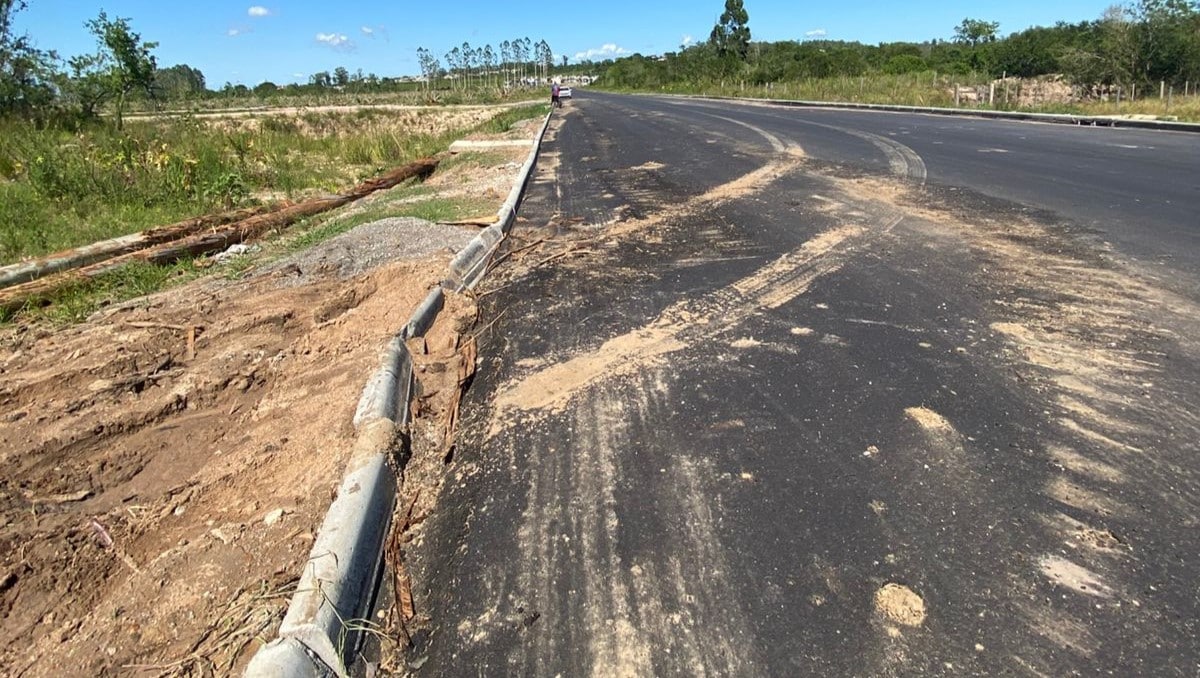 Maquinário pesado destrói avenida recém-inaugurada em Camaquã