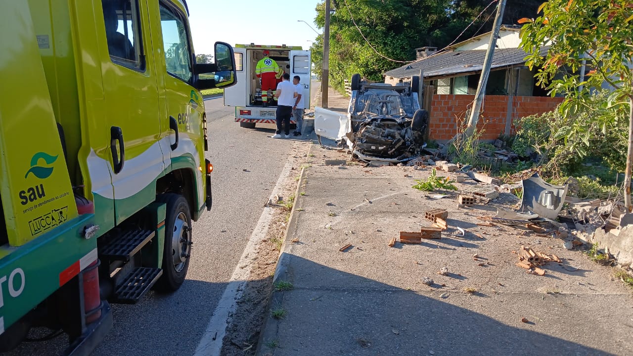 Carro invade casa e deixa feridos na BR-392