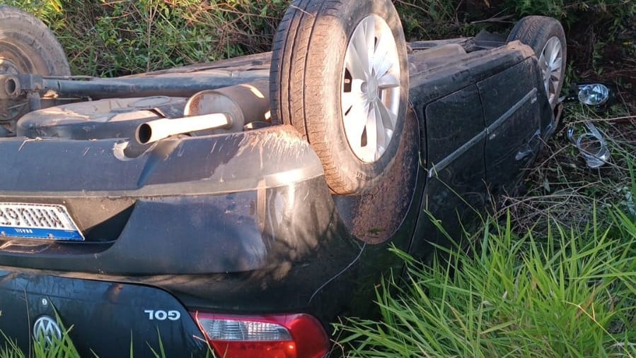 Carro capota e deixa motorista morto na ERS-350 em Camaquã