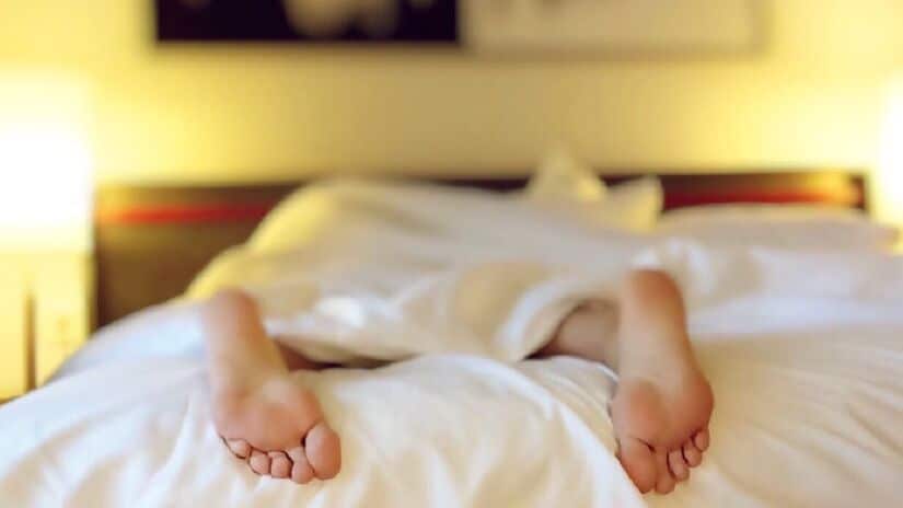 Estudo mostra que dormir sem roupas pode fazer viver mais