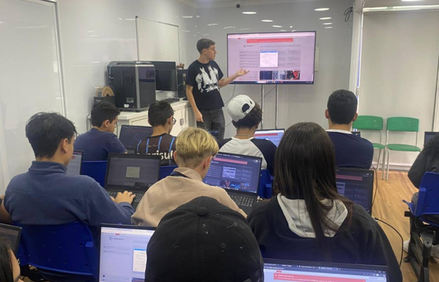 Carreta Digital: iniciativa de inclusão tecnológica capacita quase 10 mil jovens em dois anos