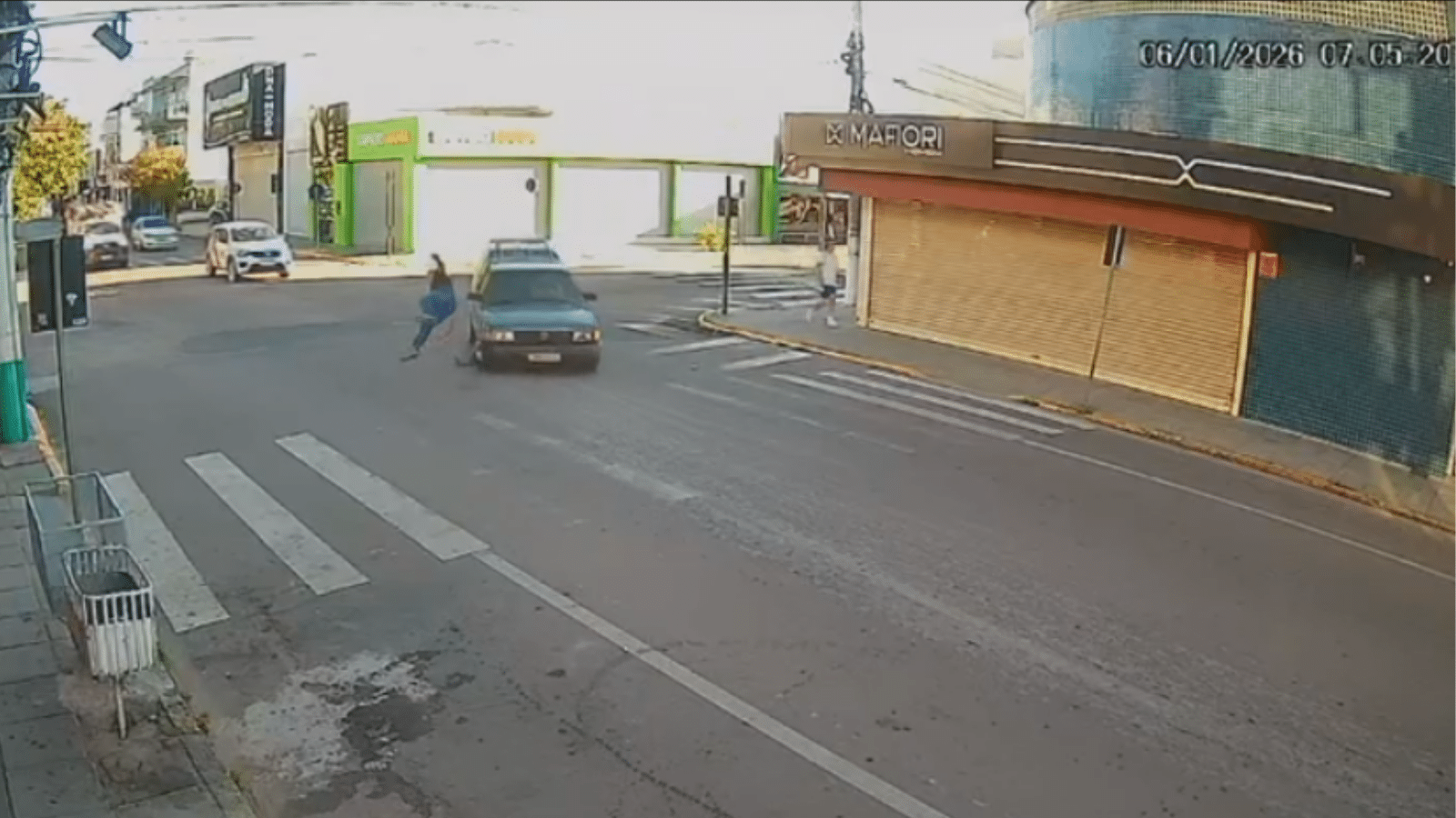 Câmera de segurança registra atropelamento no Centro de Camaquã. Foto: Reprodução.