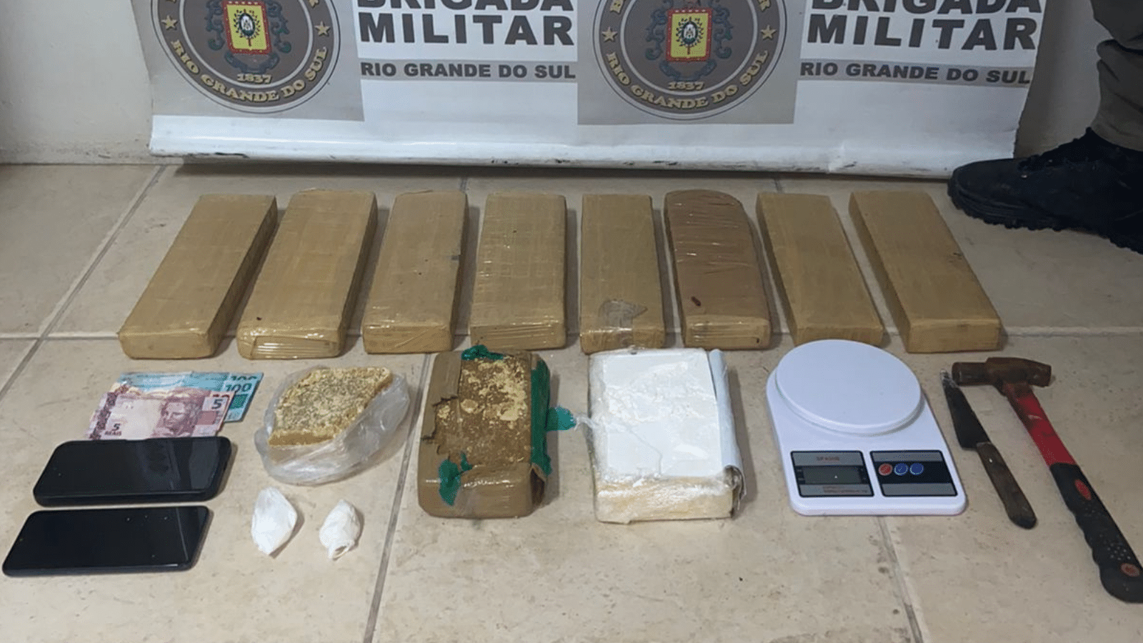 Brigada Militar encontra mais de 10 kg de drogas em área de mata em Camaquã. Foto: Divulgação/Brigada Militar.