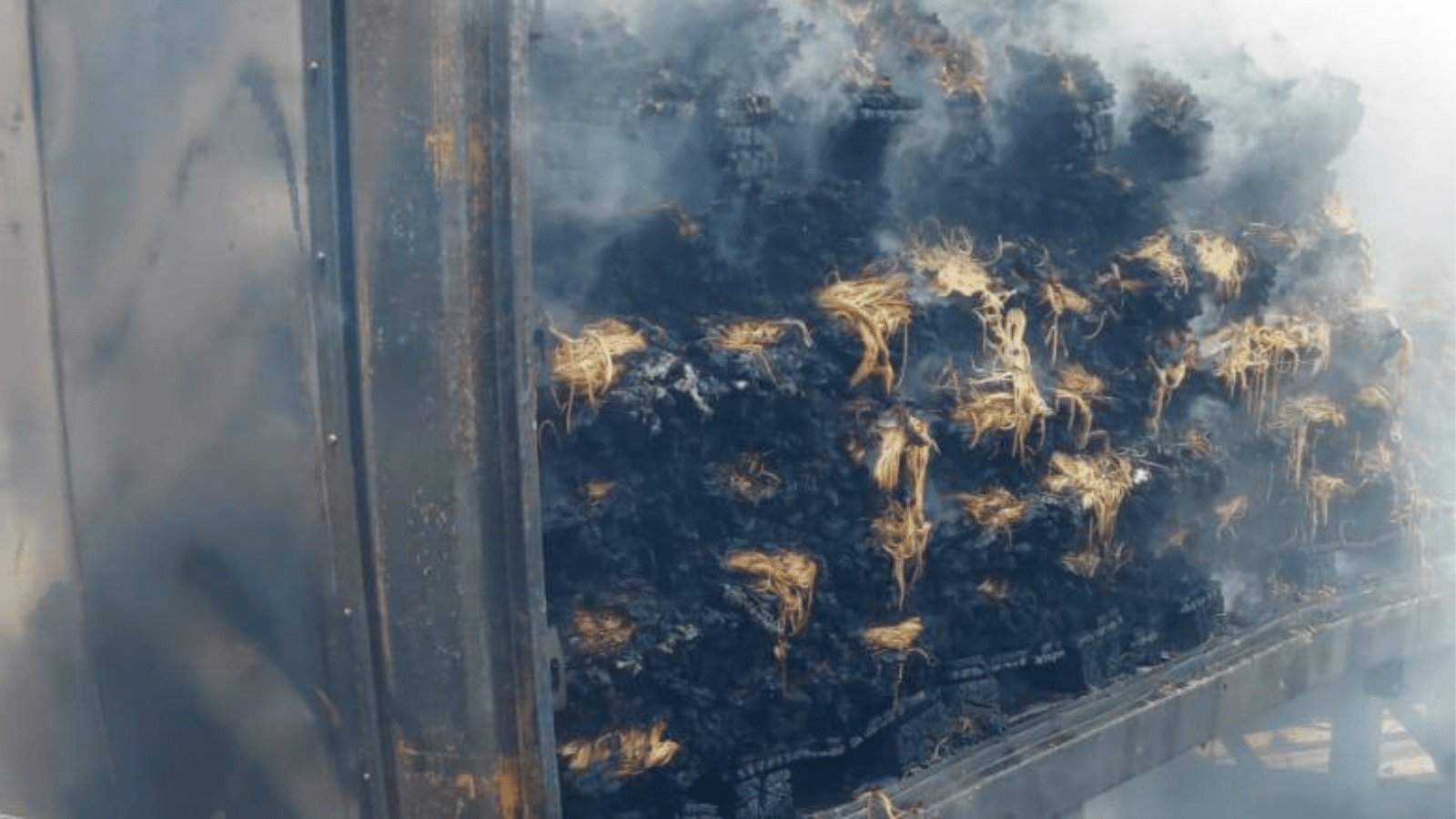 Carreta com carga de macarrão volta a pegar fogo em Tapes. Foto: Divulgação/BVT.