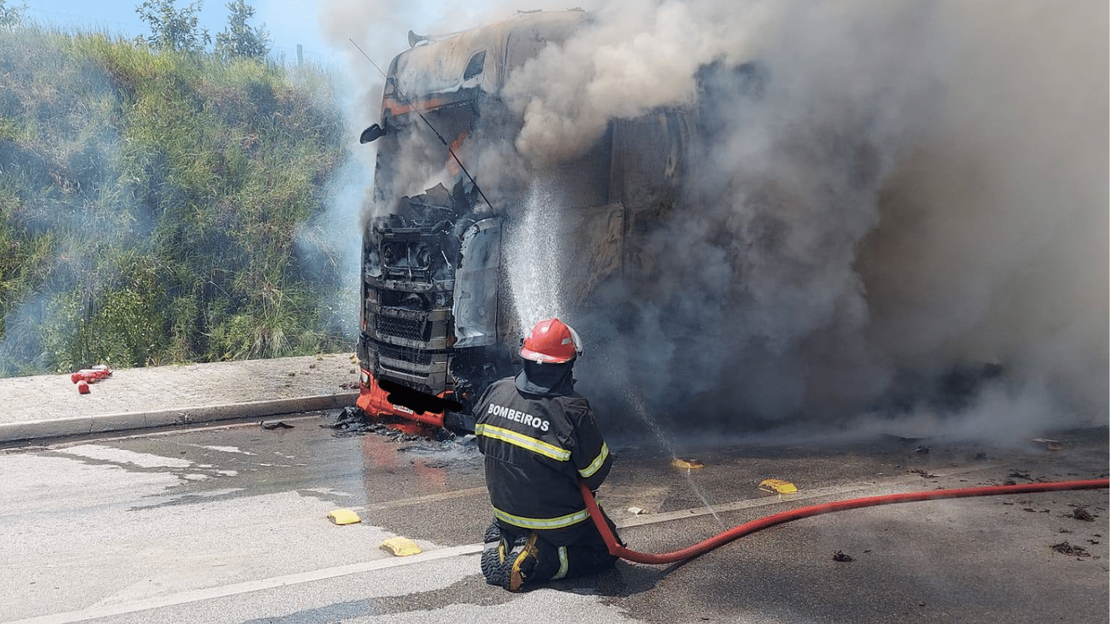 Carreta com carga de macarrão volta a pegar fogo em Tapes. Foto: Divulgação/BVT.