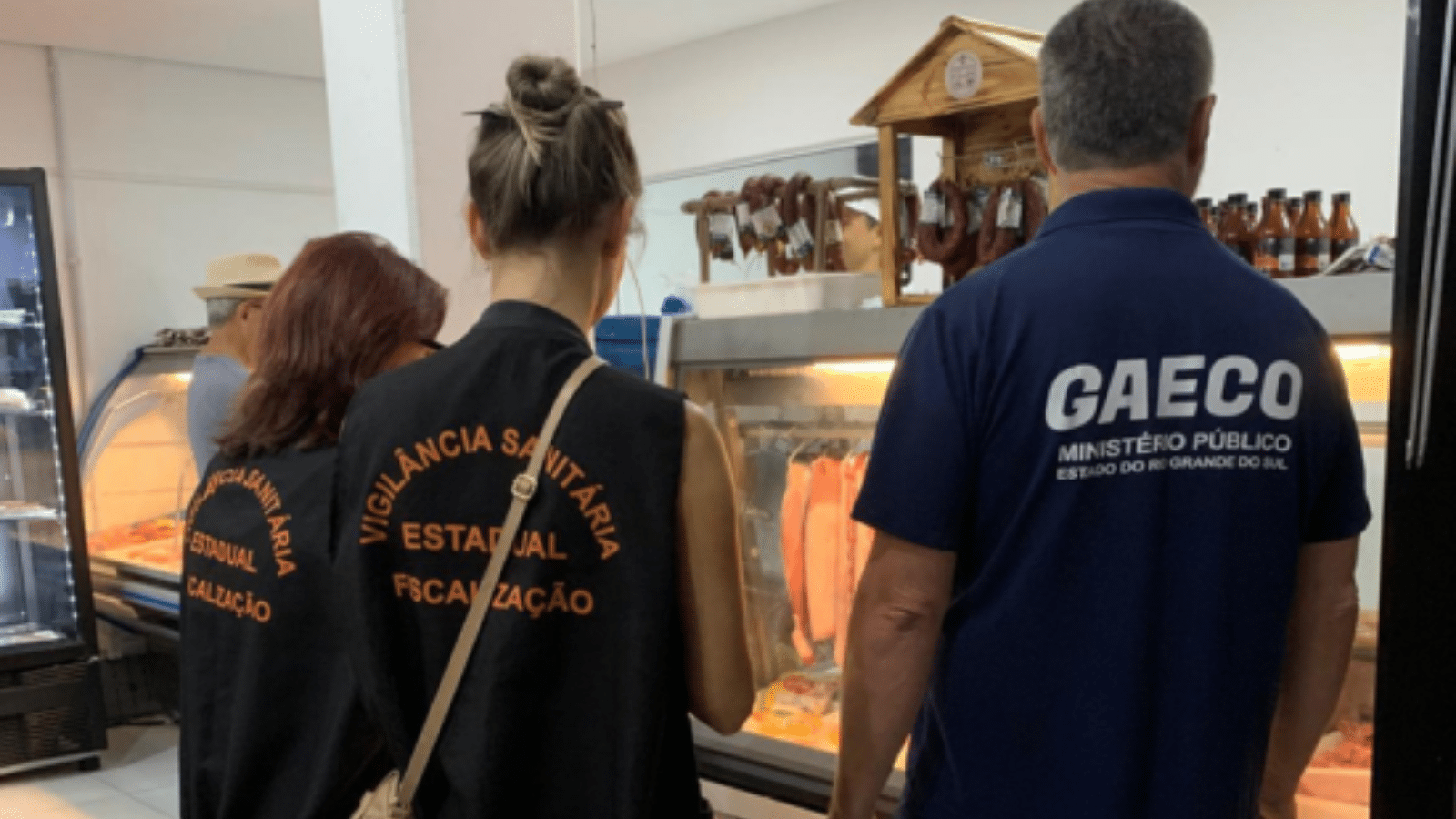 Fiscalização apreende 200 quilos de alimentos impróprios na Praia do Laranjal em Pelotas
