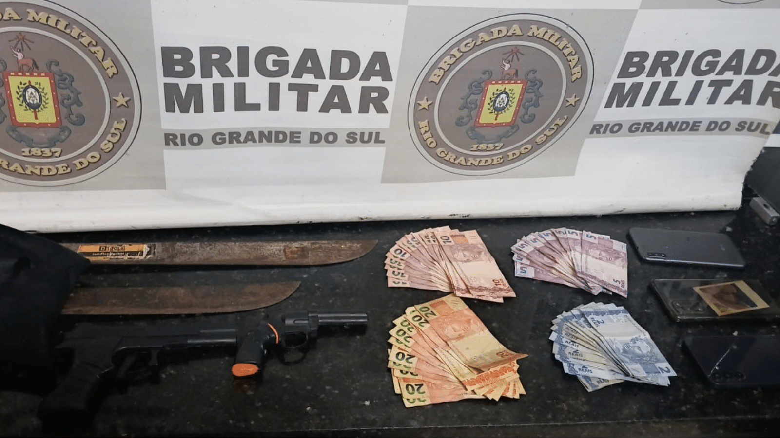 Dupla é presa após assaltar farmácia em Camaquã. Foto: Divulgação/BM.